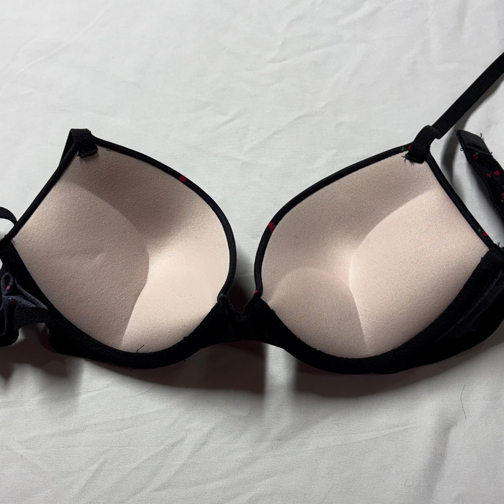 PINK Victoria's Secret Everywhere Super Push Up Black Bra with Red Heart Pattern - Picture 2 of 2